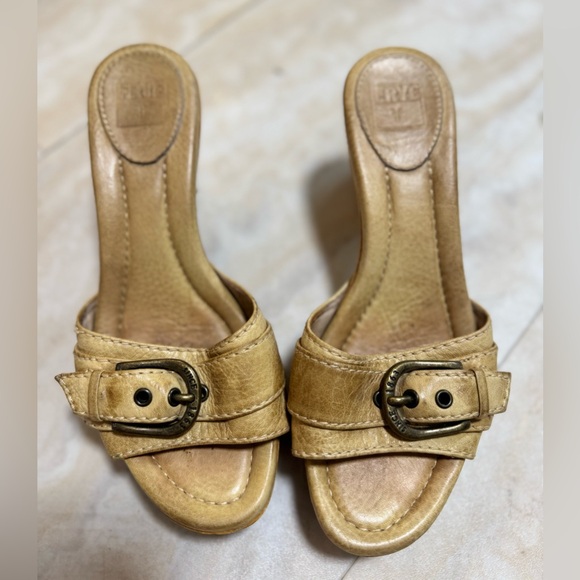FRYE SAVANNAH BUCKLE TAN LEATHER SLIDE (7M) - Picture 2 of 6